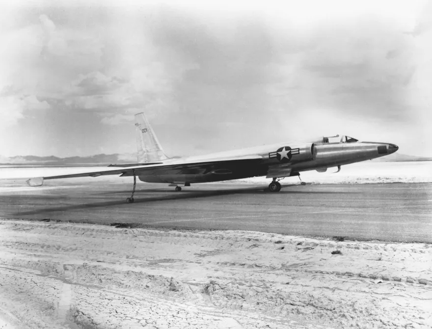 Fotografía en blanco y negro del primer avión U-2, apodado «Article 001», estacionado en tierra tras su primer vuelo en 1955.