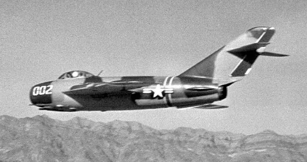 Caza soviético MiG-17 con marcas estadounidenses en vuelo sobre Tonopah, operado por el 4477th Test and Evaluation Squadron.