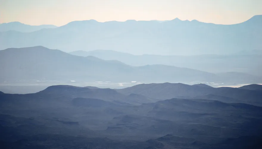 Vista panorámica de la base de Groom Lake, conocida como Area 51, fotografiada desde la cima de Tikaboo Peak.