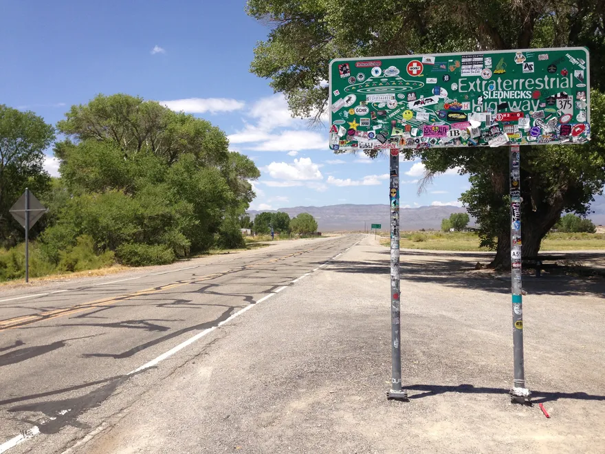 Cartel de la Extraterrestrial Highway junto a la ruta estatal 375 de Nevada, en pleno desierto.