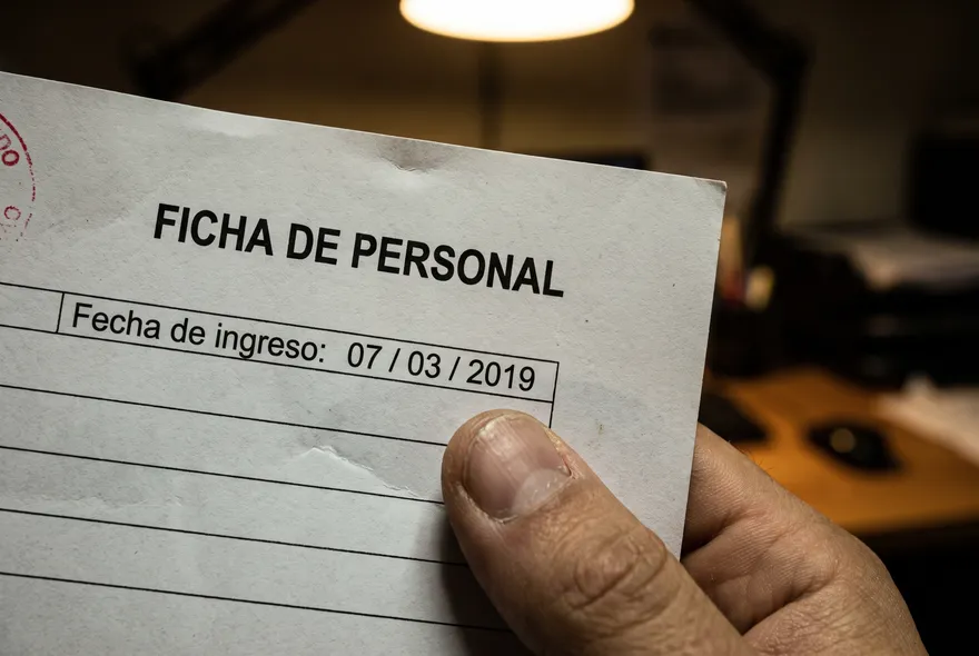 Ficha de personal con el campo 'Fecha de ingreso' mostrando una fecha años anterior a la que el empleado recuerda.