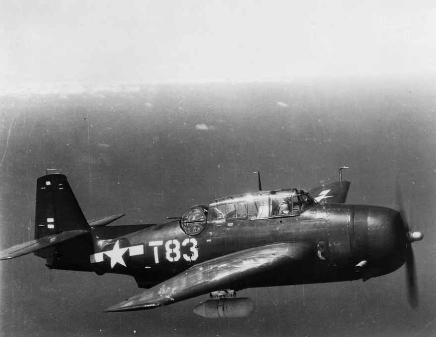 Fotografía en blanco y negro de un bombardero-torpedo TBM Avenger de la Marina de EE. UU. en vuelo, el mismo modelo que integraba el Vuelo 19.